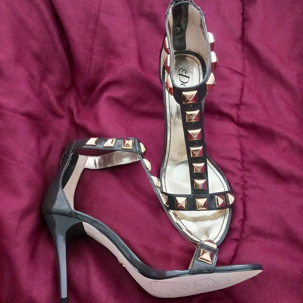 NWT Dereon Grey and Gold Pyramid Stud Heels